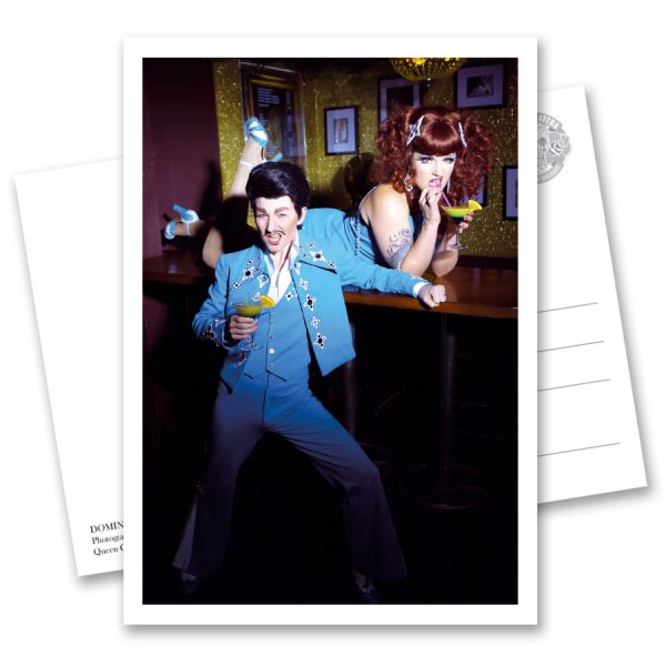 HOME OF BURLESQUE Postkartenbuch mit 25 Postkarten von Carlos Kella zum Heraustrennen. Der Fotograf Carlos Kella zeigt in diesem Postkartenbuch eine erlesene Auswahl an Show-Girls von Deutschlands erster Burlesque-Bar, dem Home of Burlesque in Hamburg auf St. Pauli.