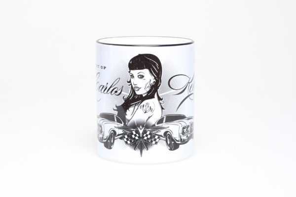Die Carlos Kella Kaffee-Tasse: Weißer Becher mit umlaufenden Cars & Girls Motiv. Wahlweise mit schwarzem oder weißem Henkel erhältlich!