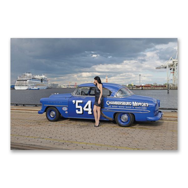 Grossdruck "Blue Rocket" auf Aludibond. Cars & Girls Fotografie von Carlos Kella im Format 150 x 100 cm mit Wandaufhängungen: Zombierella von den Messer Chups und ein Chevrolet Bel Air Hardtop Coupé von 1954