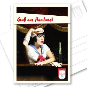 Postkarte Sailor Girl: Ein maritimer Postkartengruß aus der schönsten Stadt der Welt. Hamburg Postkarte im Vintage-Look mit einem maritimen Pin-up-Motiv.
