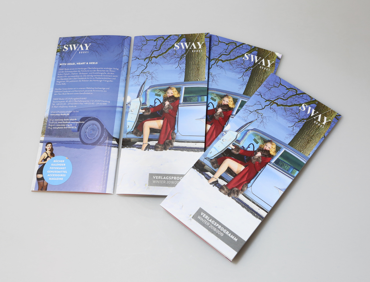 Das SWAY Books Verlagsprogramm Winter 2018/2019. Auf dem Cover: "Girls & legendary US-Cars" Kalendermodel Lady Bella Bionda und ein Chevrolet Bel Air von 1960.