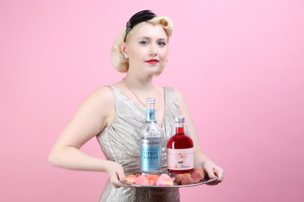 The Taste of Carlos Kella: Gin la Femme Tonic-Set 43% VOL. / 0,5 Liter-Flasche in dekorativer Geschenkdose im Set mit FEVER-TREE Tonic Water Mediterranean®