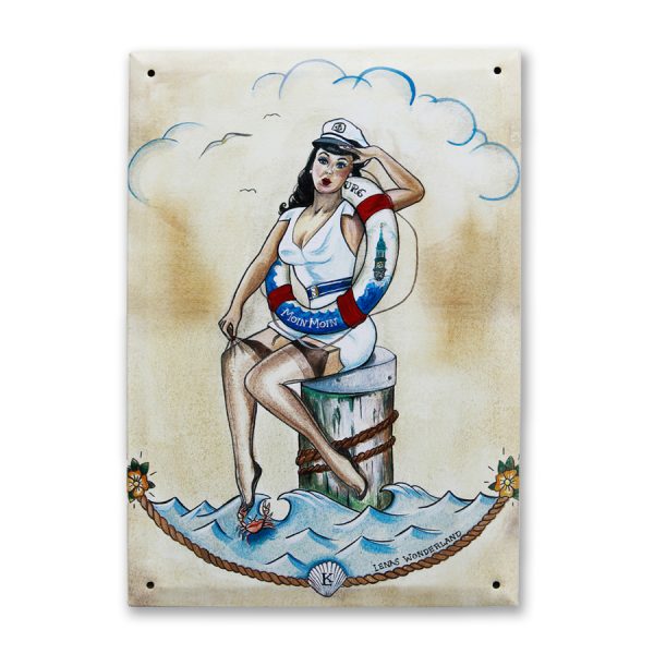 Sailor Girl Blechschild von Lenas Wonderland: Blechschild mit einem maritimen Pin-up Motiv von Lenas Wonderland. Von Lena Kaufmann signiert.