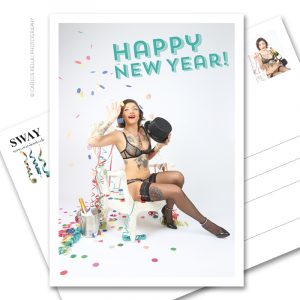 Postkarte "Happy New Year!" – Der Neujahrsgruß in Postkartenform. Model: Burlesque-Perfomer Artisia Starligt, Foto: Carlos Kella