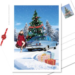 Postkarte "Merry X-MAS" – Der weihnachtliche Postkarten-Gruß für alle US-Car- und Modern Pin-up-Fans. Kalendermodel Lady Bella Bionda und ein Chevrolet Bel Air von 1960 im Schnee