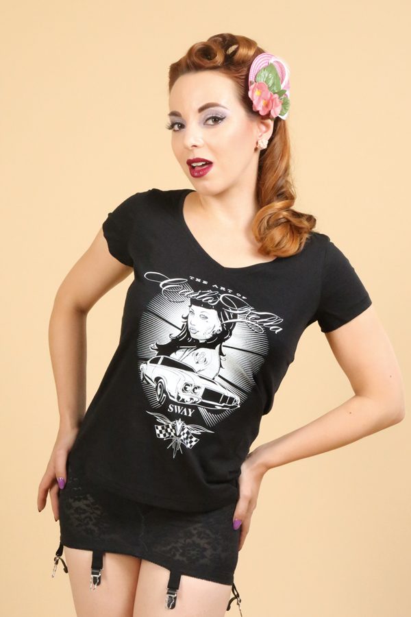 THE ART OF CARLOS KELLA Fanshirt für Ladies, Damen T-Shirt mit V-Ausschnitt in der Farbe schwarz mit einfarbigem Siebdruck. 100 % Organische Baumwolle