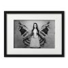 Foto-Print Oberhafen-Zyklus No. 03 auf Ilford S/W-Papier, gerahmt. Modern Pin-up Fotografie von Carlos Kella im Format 21 x 31 cm mit Passepartout und Rahmen. Butterfly Jacky Ripper im Hamburger Oberhafen.