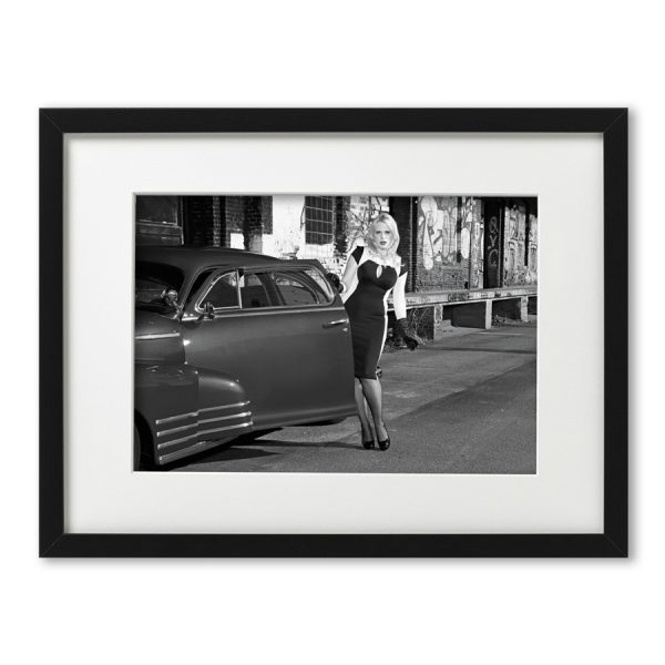 Foto-Print Oberhafen-Zyklus No. 06 auf Ilford S/W-Papier, gerahmt. Cars & Girls Fotografie von Carlos Kella im Format 21 x 31 cm mit Passepartout und Rahmen. Chevrolet Fleetline, 1948 mit Model im Hamburger Oberhafen.