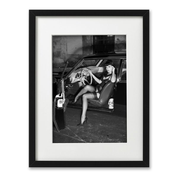 Foto-Print Oberhafen-Zyklus No. 08 auf Ilford S/W-Papier, gerahmt. Cars & Girls Fotografie von Carlos Kella im Format 21 x 31 cm mit Passepartout und Rahmen. Zombierella und ein Studebaker Avanti, 1963 im Hamburger Oberhafen.