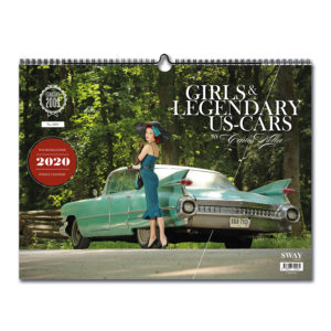 Girls & legendary US-Cars 2020 Wochenkalender von Carlos Kella mit 52 Kalenderblättern. Auf dem Titel: Pin-up-Model Miss Stacey aus Slowenien und ein 1959er Cadillac Sedan DeVille.