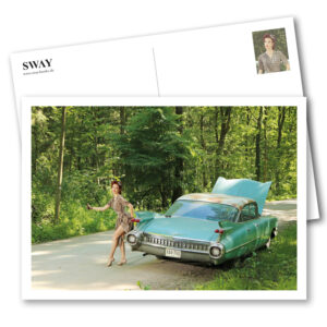 Postkarte Miss Stacey: Ein postalischer Gruß für US-Car- und Modern Pin-up Fans mit Kalender-Covergirl Miss Stacey und ein Cadillac Sedan DeVille von 1959