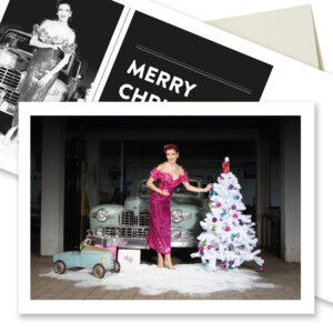 Weihnachts-Klappkarte "Sara" mit cremefarbenem Umschlag: MERRY CHRISTMAS! Kalendermodel Miss Stacey und ein Lincoln Continental von 1948.