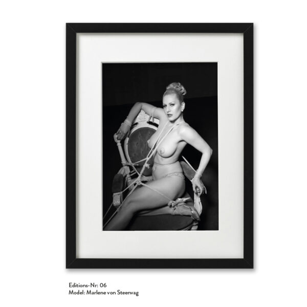 Foto-Print Grauwert-Edition No. 06 – S/W-Archival Pigment Print auf Barytpapier, gerahmt. Modern Pin-up Fotografie von Carlos Kella im Format 20 x 30 cm mit Passepartout und Rahmen Model: Marlene von Steenvag.