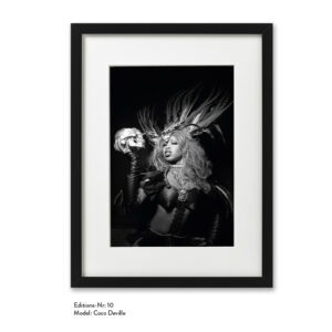 Foto-Print Grauwert-Edition No. 10 – S/W-Archival Pigment Print auf Barytpapier, gerahmt. Modern Pin-up Fotografie von Carlos Kella im Format 20 x 30 cm mit Passepartout und Rahmen Model: Coco Deville.