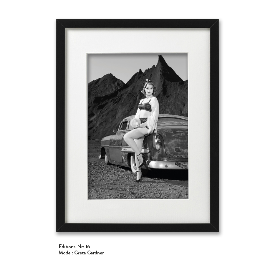 Foto-Print Grauwert-Edition No. 16 – S/W-Archival Pigment Print auf Barytpapier, gerahmt. Modern Pin-up Fotografie von Carlos Kella im Format 20 x 30 cm mit Passepartout und Rahmen Model: Greta Gardner.
