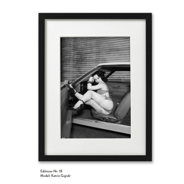 Foto-Print Grauwert-Edition No. 18 – S/W-Archival Pigment Print auf Barytpapier, gerahmt. Modern Pin-up Fotografie von Carlos Kella im Format 20 x 30 cm mit Passepartout und Rahmen Model: Katrin Gajndr.