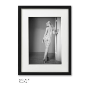 Foto-Print Grauwert-Edition No. 19 – S/W-Archival Pigment Print auf Barytpapier, gerahmt. Modern Pin-up Fotografie von Carlos Kella im Format 20 x 30 cm mit Passepartout und Rahmen Model: Anja.