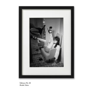 Foto-Print Grauwert-Edition No. 20 – S/W-Archival Pigment Print auf Barytpapier, gerahmt. Modern Pin-up Fotografie von Carlos Kella im Format 20 x 30 cm mit Passepartout und Rahmen Model: Sahar.