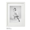 Foto-Print Grauwert-Edition No. 21 – S/W-Archival Pigment Print auf Barytpapier, gerahmt. Modern Pin-up Fotografie von Carlos Kella im Format 20 x 30 cm mit Passepartout und Rahmen Model: Rina Banbina.