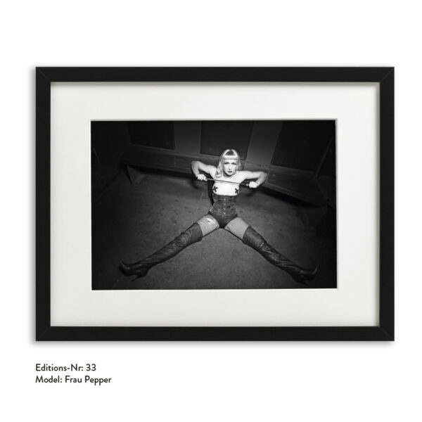 Foto-Print Grauwert-Edition No. 33 – S/W-Archival Pigment Print auf Barytpapier, gerahmt. Modern Pin-up Fotografie von Carlos Kella im Format 20 x 30 cm mit Passepartout und Rahmen Model: Frau Pepper.