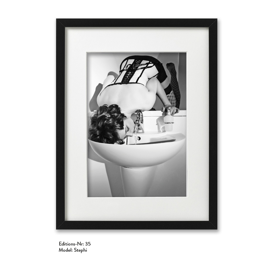 Foto-Print Grauwert-Edition No. 35 – S/W-Archival Pigment Print auf Barytpapier, gerahmt. Modern Pin-up Fotografie von Carlos Kella im Format 20 x 30 cm mit Passepartout und Rahmen Model: Stephi.
