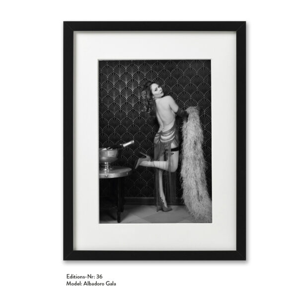 Foto-Print Grauwert-Edition No. 36 – S/W-Archival Pigment Print auf Barytpapier, gerahmt. Modern Pin-up Fotografie von Carlos Kella im Format 20 x 30 cm mit Passepartout und Rahmen Model: Albadoro Gala.