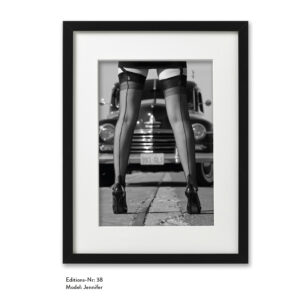 Foto-Print Grauwert-Edition No. 38 – S/W-Archival Pigment Print auf Barytpapier, gerahmt. Modern Pin-up Fotografie von Carlos Kella im Format 20 x 30 cm mit Passepartout und Rahmen Model: Jennifer.