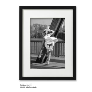 Foto-Print Grauwert-Edition No. 39 – S/W-Archival Pigment Print auf Barytpapier, gerahmt. Modern Pin-up Fotografie von Carlos Kella im Format 20 x 30 cm mit Passepartout und Rahmen Model: Julia Barrakuda.