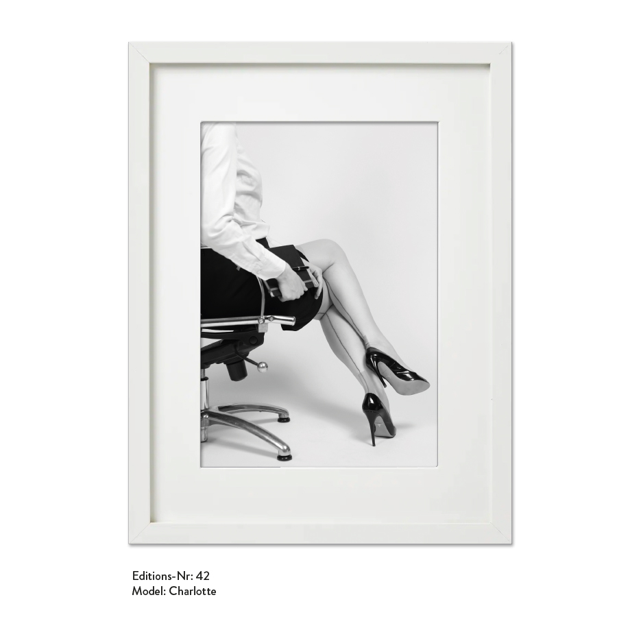 Foto-Print Grauwert-Edition No. 42 – S/W-Archival Pigment Print auf Barytpapier, gerahmt. Modern Pin-up Fotografie von Carlos Kella im Format 20 x 30 cm mit Passepartout und Rahmen Model: Charlotte.