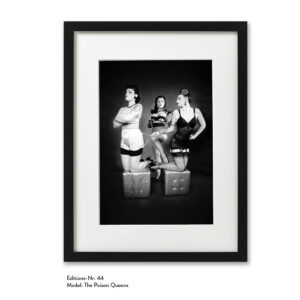 Foto-Print Grauwert-Edition No. 44 – S/W-Archival Pigment Print auf Barytpapier, gerahmt. Modern Pin-up Fotografie von Carlos Kella im Format 20 x 30 cm mit Passepartout und Rahmen Models: The Poison Queens.