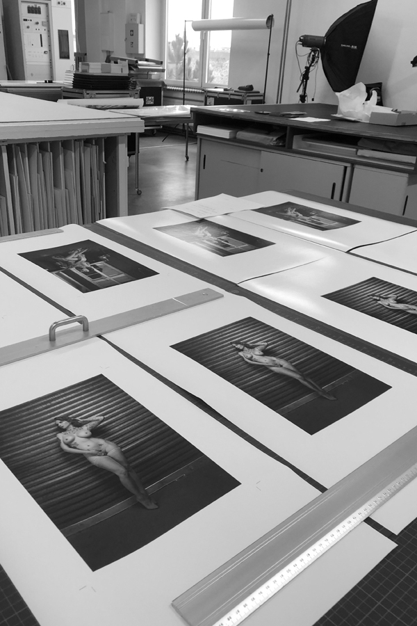 Foto-Print Grauwert-Edition – S/W-Archival Pigment Print auf Barytpapier, gerahmt. Modern Pin-up Fotografie von Carlos Kella im Format 20 x 30 cm mit Passepartout und Rahmen.