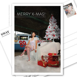 Postkarte "Merry X-MAS" – Der weihnachtliche Postkarten-Gruß für alle US-Car- und Modern Pin-up-Fans. Kalendermodel Julia Barrakuda und ein Buick Century, 1955 in Nascar-Optik.