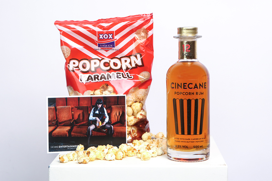 Das PCINECANE Popcorn-Rum, Karamell Popcorn und eine Postkarte von Carlos Kella | Photographyopcorn Rum Home Entertainment Paket by Carlos Kella: Cinecane Popcorn-Rum, Karamell Popkorn und eine Postkarte von Carlos Kella.