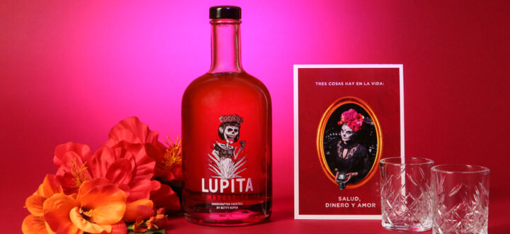 Lupita Margarita Hibiskus Special: Handcrafted Cocktail by Betty Kupsa | The Chug Club Hamburg, zwei Shotgläser und eine Postkarte von Carlos Kella im Set.