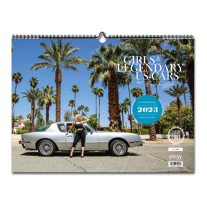 Girls & legendary US-Cars 2023, Wochenkalender von Carlos Kella mit 52 Kalenderblättern, Limitiert/Nummeriert. Auf dem Titel: Vintagemodel Paula Walks und ein Studebaker Avanti von 1974 in Palm Springs.